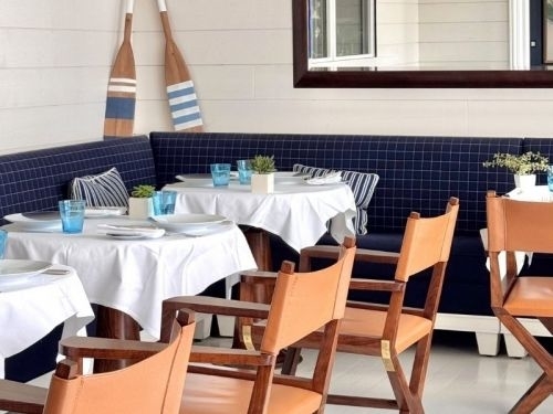 Salle élégante aux tons bleu et blanc du restaurant George’s à Saint-Martin-de-Ré, dans une ambiance maritime
